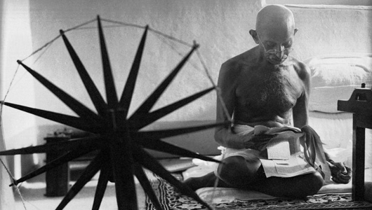 داستان یک عکس مشهور: گاندی و چرخ نخ‌ریسی، ۱۹۴۶