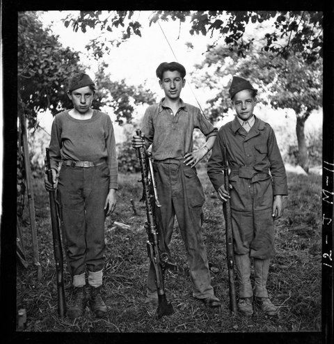 خدمتکاران جوان در کمپ خبری لشکر یکم – نورمانی ۶ اوت ۱۹۴۴ – جان جی موریس
