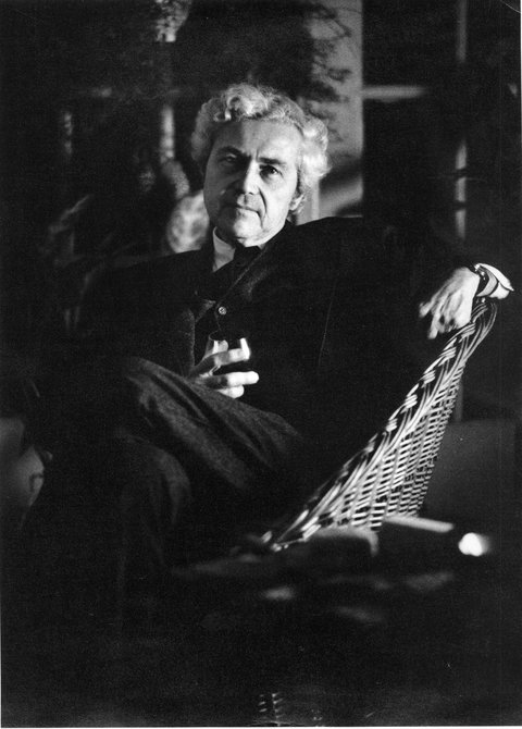 جان جی موریس، دبیر پیشین عکس نیویورک تایمز در خانه‌اش در منهتن سال ۱۹۶۹ – اثر ند بادی</p>


<p>