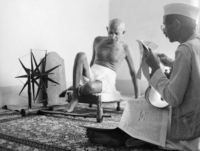 چاپ نشده در لایف: مهانداس ک گاندی ۱۹۴۶ و منشی‌اش پیارلال نایار ۱۹۴۶