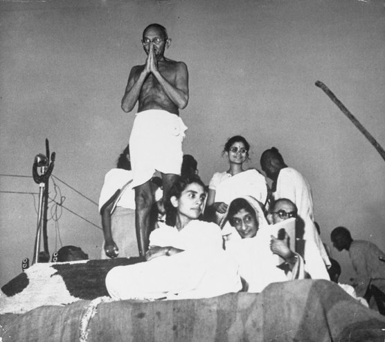 چاپ نشده در لایف: مهانداس گاندی در کنار برادرزاده‌اش کانو و همسر کانو، ابها (راست) و منشی‌هایش (از چپ به راست) سوشیلا پای، راج کوماری و پیارلال نایار که جلو او در یک تجمع عبادت سحرگاهی نشسته‌اند. ۱۹۴۶