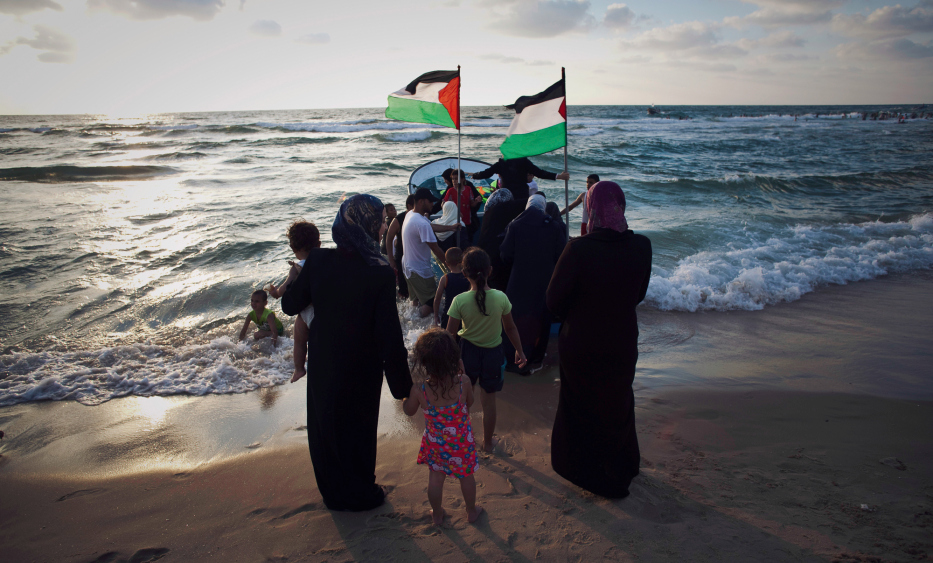 زنان و بچه‌های فلسطینی که برای قایق‌سواری در دریای غزه به انتظار ایستاده‌اند، عکس از ایمان محمد/ برای what’s next.</p>


<p><br />
