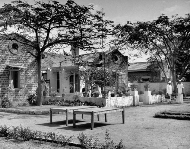 چاپ نشده در لایف: کلبه استراحتگاه گاندی در هند و زمین‌های اطراف آن – ۱۹۴۶