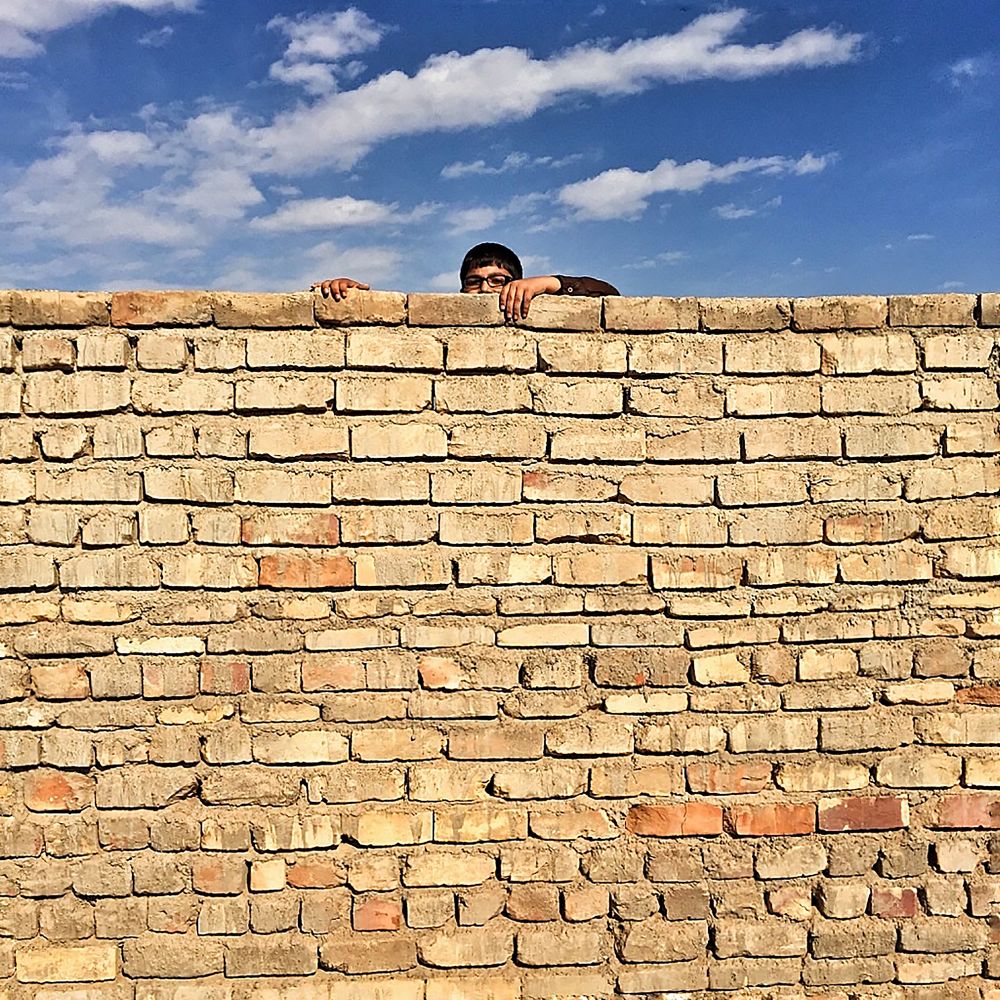 پسری در روستایی کوچک در ولایت بامیان افغانستان از پشت دیوار نمایان می‌شود - مجید سعیدی </p>


<p>