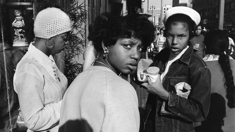 عکسی با عنوان «لس‌آنجلس شماره ۱۴» که سال ۱۹۷۳ ثبت شده و گروهی از زنان جوان به دوربین هرناندز خیره شده‌اند (اثر: آنتونی هرناندز - موزه هنرهای مدرن سان‌فرانسیسکو)