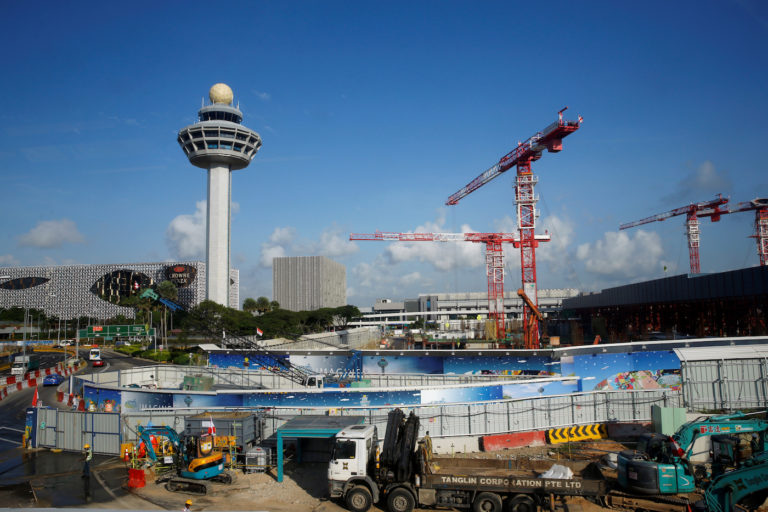 کارگاه ساخت و ساز در برج کنترل پرواز چانگی در پروژه جواهر سنگاپور، ۱۷ اوت ۲۰۱۶ (ادگار سو / رویترز)