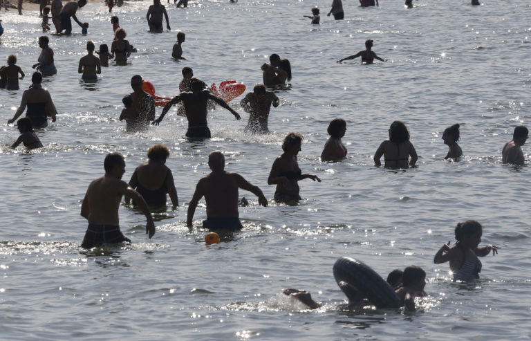 با ادامه گرمای شدید هوا در منطقه آرکاشون در جنوب غربی فرانسه، گردشگران برای شنا به باسن دارکاشون هجوم آورده‌اند، ۱۶ اوت ۲۰۱۶ (رجیس دوویگنو / رویترز)