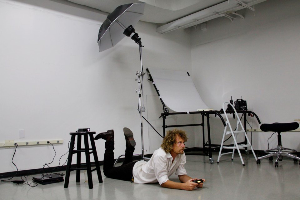 اشلی گیلبستون در استودیوی تایم در حال بازی آخرین بازمانده از ما - عکس از جاش راب 