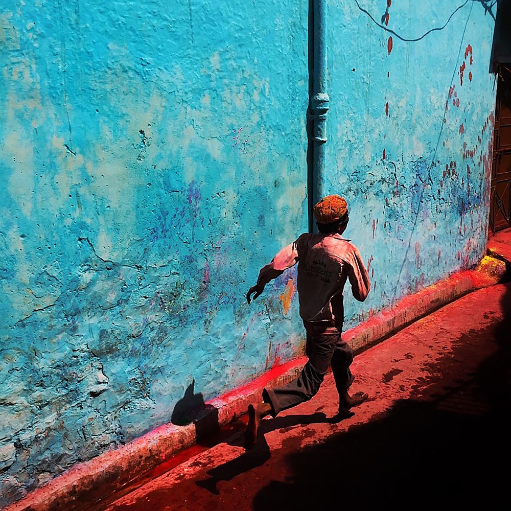 مردی در حین جشنواره رنگارنگ هولی در نزدیکی دهلی می‌دود – اثر مجید سعیدی (همه عکس‌ها با گوشی تلفن همراه گرفته‌شده‌اند.)</p>


<p>