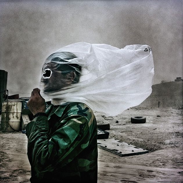 سرباز افغان از صورتش در مقابل طوفان خاک محافظت می کند. Balazs Gardi / Basetrack.org Creative ommons