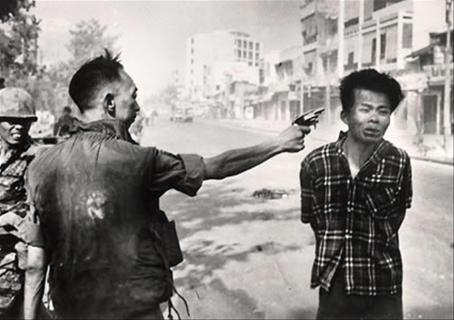 ادی آدامز، اسوشیتدپرس،<br /><br /><br /><br /><br>
سرتیپ ویتنام جنوبی، نگوک لوآن یکی از اعضای مضنون پیت‌کنگ را اعدام می‌کند. سایگون، ویتنام جنوبی، یک فورینه ۱۹۶۸، برگزیده ورلدپرس‌فتو ۱۹۶۸