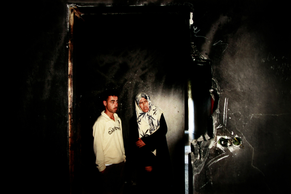 سبها ابو حلیمه(Sabha Abu Halima) و پسرش، احمد ابو حلیمه(Ahmed Abu Halima)، در خانه‌شان که با بمبهای فسفری اسرائیل در طول جنگ غزه ویران شده است. عکس: ایمان محمد.</p>


<p><br />
