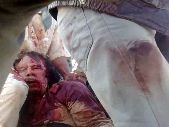 Philippe Desmazes—AFP/Getty Images</p>


<p><br />
تصویر به دست آمده از ویدئوی موبایلی یکی از جنگجویان شورای انتقالی ملی از صحنه بازداشت معمر قذافی. لیبی. ۲۰ اکتبر ۲۰۱۱
