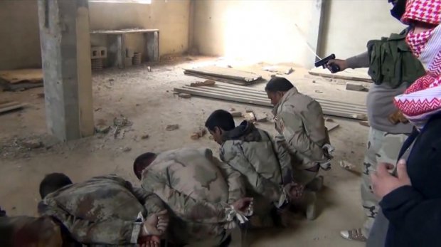 تصویری که از ویدئویی در یوتیوب در فوریه ۲۰۱۴ به دست آمده است و ظاهرا نظامیان داعش را در حال اعدام گروهی از سربازان عراقی در روستای انبار نشان می‌دهد.</p>


<p>