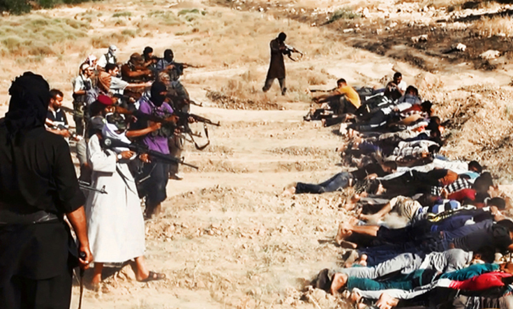 این عکس که در ۱۴ ژوئن ۲۰۱۴ در یکی از وب‌سایت‌های شبه‌نظامیان منتشر شده است اعضای داعش را نشان می‌دهد که با اسلحه‌های خود سربازان عراقی اسیرشده را در حالی‌که لباس‌های غیرنظامی پوشیده‌اند، پس از تصرف بخشی از تکریت عراق، هدف گرفته‌اند.</p>


<p><br />
