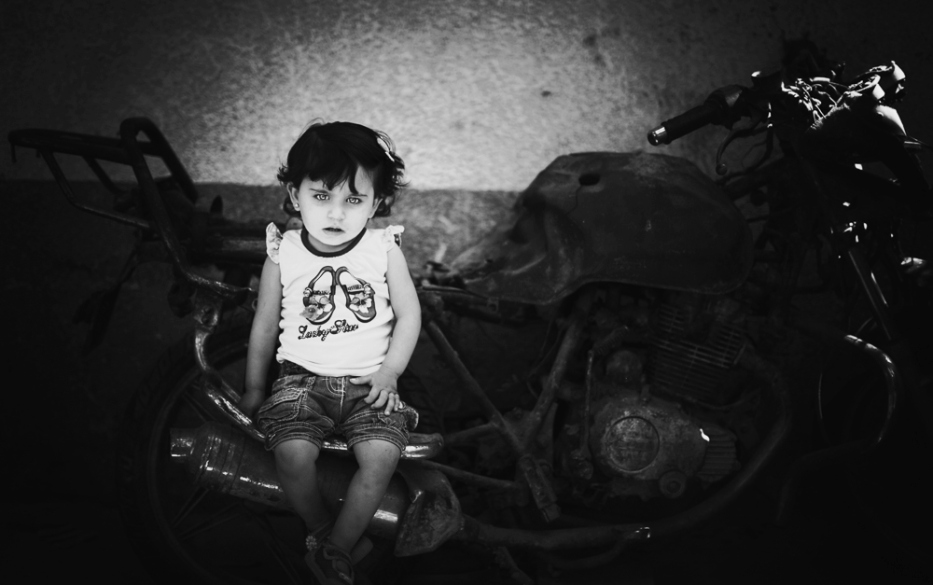 اسلام قرا ۱۴ ماهه، نشسته بر روی یک موتور. پدرش، عمویش و برادر ۲ ساله‌اش وقتی هدف بمباران هواپیمای بدون سرنشین اسرائیل قرار گرفت، کشته شدند. ۴ ماه بعد، اسلام به دنیا آمد و به نام برادرش نامگذاری شد عکس: ایمان محمد</p>


<p><br />
