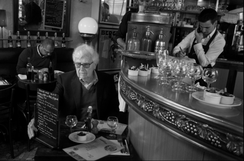 جان موریس در رستورانی در پاریس – اثر ای عباس – مگنوم فوتوز</p>


<p>