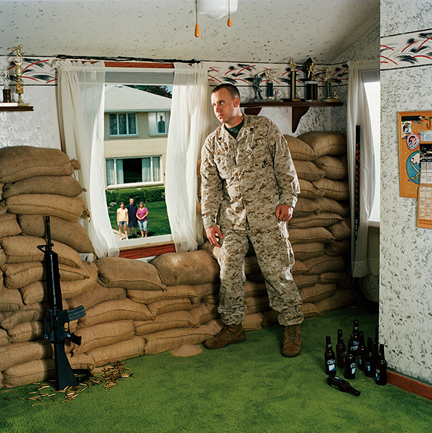 گروهبان پیشین پیاده‌نظام دریایی. جِف گِرَملِچ همراه با خانواده خود در بوفالو نیویورک. عکسی از مجموعه «داستان‌هایی از عراق و افغانستان، ۲۰۱۱» - جنیفر کَرِدی<br></p><br>

<p>