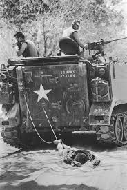 کیوچی ساوادا، یونایتدپرس اینترتشنال، سربازان آمریکایی جسد یک سرباز ویت‌کنگ را می‌کشد تا دفن کنند. تن بین، ویتنام جنوبی، ۲۵ فوریه ۱۹۶۶، برگزیده ورلدپرس فوتو ۱۹۶۶