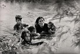  کیویچی ساوادا، یونایتدپرس اینترنشنال - مادر و فرزندانش به آب رودخانه زده‌اند تا از بمباران آمریکا در امان باشند. بنه دنه، ویتنام جنوبی، سپتامبر ۱۹۶۵،‌برگزیده ورلدپرس فوتو ۱۹۶۵