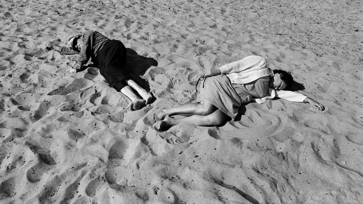 از سال ۱۹۷۰ هرناندز با الهام از ادوارد وتسون از بدن‌ها در کنار دریا عکاسی کرد، عنوان این عکس «سانتا مونیکا شماره ۱۴» است (اثر: آنتونی هرناندز – کلکسیون سگ سیاه - موزه هنرهای مدرن سان‌فرانسیسکو)