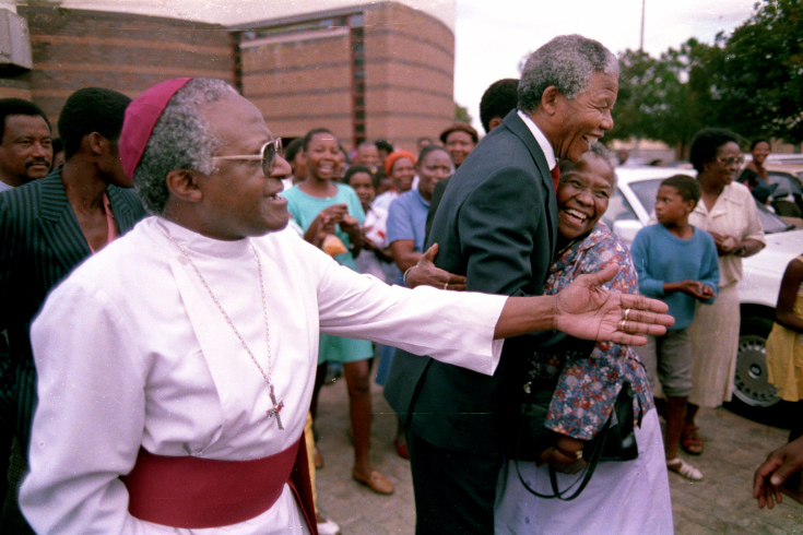 اسقف دزموند توتو در مدتی که ماندلا در محله سووتو زندگی می‌کرد و پیش از آنکه به زندان برود به عنوان رهبر معنوی او بود. این عکس در اولین روز آزادی او از زندان گرفته‌شده‌است.