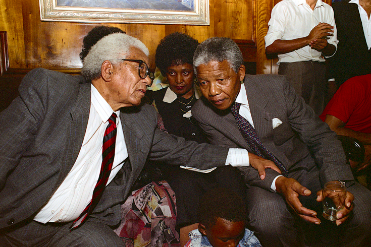 والتر سیسولو که ۲۷ سال به عنوان هم‌بند ماندلا در کنار او بود، دقایقی پس از آزادی ماندلا در کنار او نشسته‌است. آنها پیش از آنکه اولین سخنرانی پس از آزادی ماندلا برگزار شود، چند ثانیه با هم برخورد داشتند