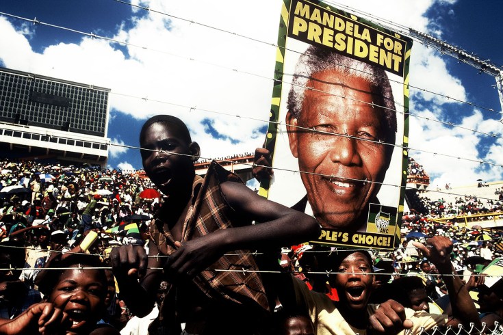 بلافاصله پس از آزادی از زندان، نلسون ماندلا سفری به سراسر آفریقای جنوبی را آغاز کرد، هر جایی که قدم می‌گذاشت میلیون‌ها شهروند آفریقای جنوبی برای بزرگداشت رهبرشان و برای پشتیبانی از او برای تبدیل به اولین رییس جمهور آفریقای جنوبی دموکراتیک حضور پیدا می‌کردند. ۱۹۹۳