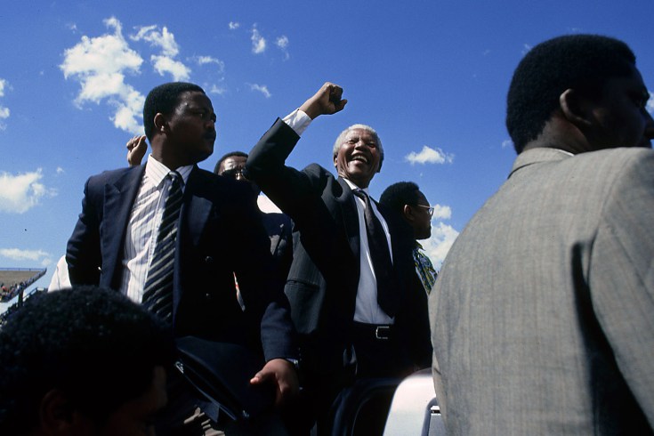 نلسون ماندلا در بین بادیگاردهای همیشه وفادارش در منطقه ترنسوال – ۱۹۹۴