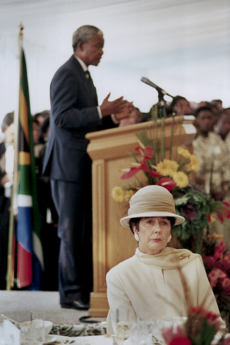 درست دقایقی پس از سوگند نلسون ماندلا به عنوان اولین رییس جمهور آفریقای جنوبی آزاد و دموکراتیک، دیوید ترنلی توانست به مراسم خصوصی او راه پیدا کند. در لحظات اولین سخنرانی رییس جمهور جدید در برابر سران کشورهای جهان، همسر رییس جمهور سابق، اف دبلیو کلرک، هنوز نمی‌تواند روی برگرداند و به سخنان او گوش دهد.