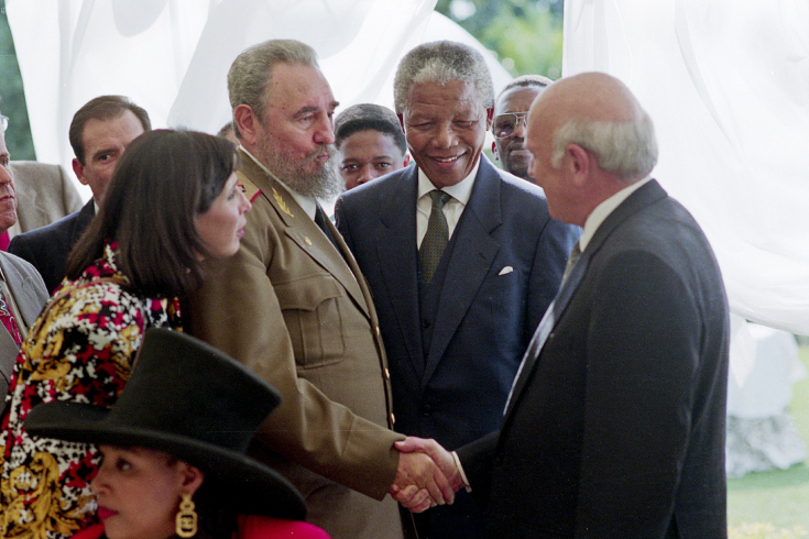 درست پس از سوگند به عنوان رییس جمهور جدید، ماندلا رییس جمهور پیشین اف دبلیو دو کلارک را به فیدل کاسترو رییس جمهور کوبا معرفی می‌کند.