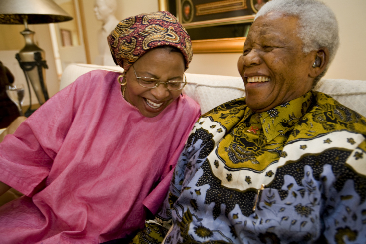 ماندلا با همسر سومش گراسا ماشل در خانه‌شان در خارج از روستا کونو نشسته‌است. ۲۰۰۷