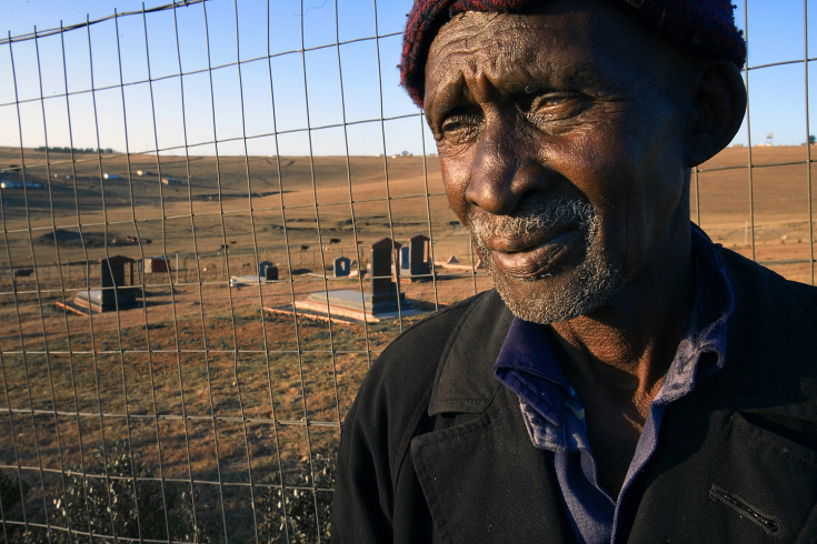 در تپه‌های اطراف کونو، در منطقه ترنسکی، مردی که خودش را یکی از بردران ماندلا می‌نامد، جلوی آرامگاه خانوده او ایستاده است که تصور می‌شود ماندلا هم در کنار خانواده‌اش در آن دفن شود. ۲۰۰۷