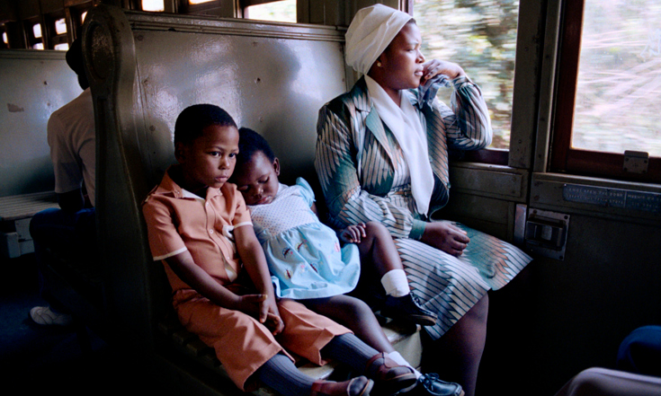 یک مادر و فرزندانش که در واگن مخصوص سیاه‌پوستان سفر می‌کنند – ۱۹۸۶
