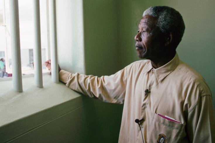 سال ۱۹۶۴ نلسون ماندلا برای عضویتش در کنگره ملی آفریقا (ANC) به اتهام خیانت به حبس ابد محکوم شد و به زندان جزیره روبن فرستاده‌شد. او ۱۹ سال از مجموع ۲۷ سال حبس خودش را در سلولی در جزیزه روبن گذراند و سال‌های باقیمانده به زندان در نزدیکی کیپ‌تاون با نام زندان پولسمور انتقال داده‌شد.