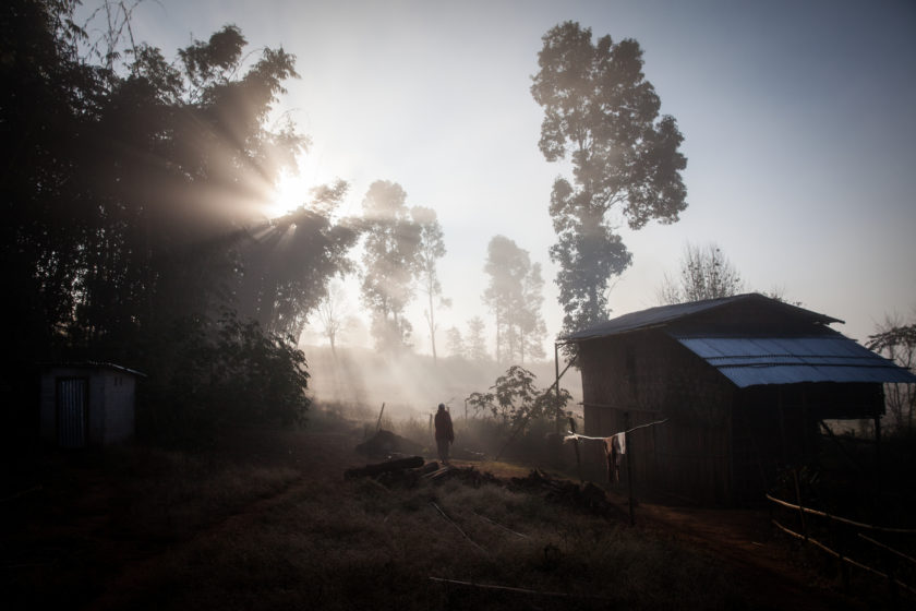 یک مرد در هنگام طلوع آفتاب ایستاده – برمه – ۲۰۱۳ – دایانا مارکوسیان – مگنوم فوتوز</p>


<p>