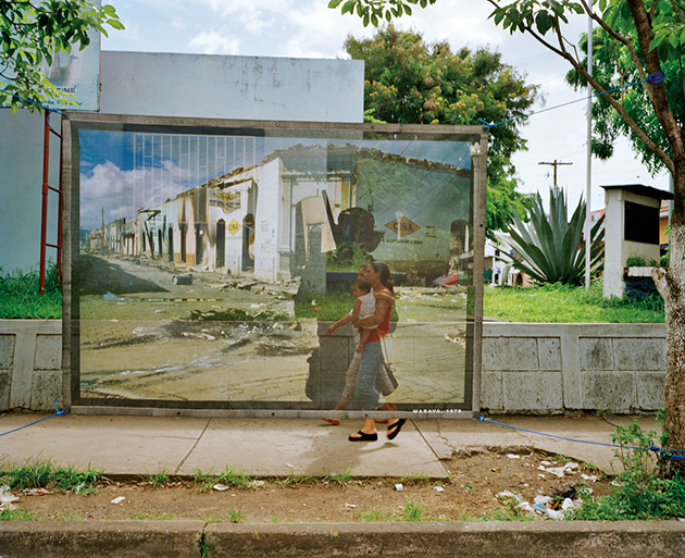 نیکاراگوئه، ۲۰۰۴. نقاشی دیواری نصب‌شده بر اساس عکس‌هایی که در سال ۱۹۷۸ گرفته شده‌اند. سوزان مایزِلِیس - مگنوم
