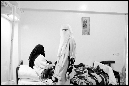 مصر – قاهره – ۱۶ ژانویه ۲۰۱۱. شریفه ابراهیم پرستار یک مرکز خیریه به نام کمیته اسلامی شریف است که توسط اخوان‌المسلمین در محله شبرای قاهره اداره می‌شود. کمیته اسلامی شریف به خانواده‌های محرومی که در این محله زندگی می‌کنند خدمات بهداشتی و آموزشی رایگان ارائه می‌دهد.