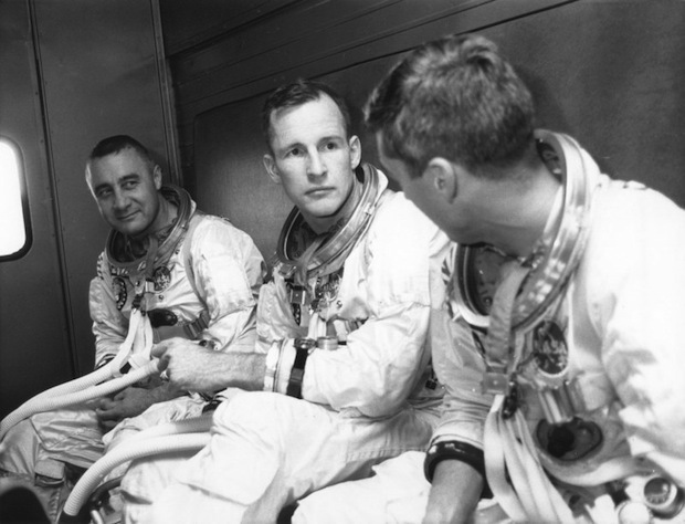 فضانوردان ماموریت آپولو ۱، در مسیر تمرین که نهایتا به مرگ تراژیک آنها منجر شد.