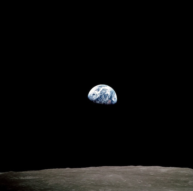 خدمه آپولو ۸ این عکس زمین را از سطح ماه گرفتند. آنها اولین انسان‌هایی بودند که شاهد همچنین پدیده‌ی اعجاب‌انگیزی بودند.