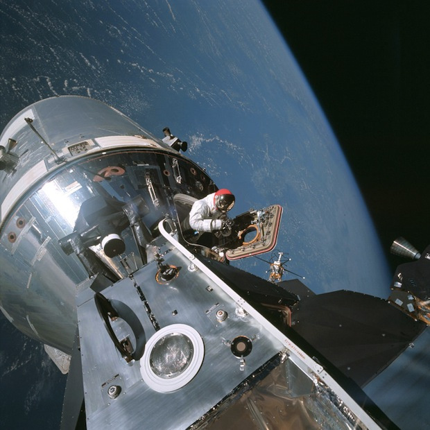 دیو سکات، فضانورد آپولو ۹ از دریچه اتاقک فرمان به بیرون می‌آید. 