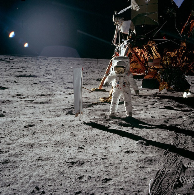باز آدرین، در تدارک یک آزمایش باد خورشیدی بر روی سطح ماه.