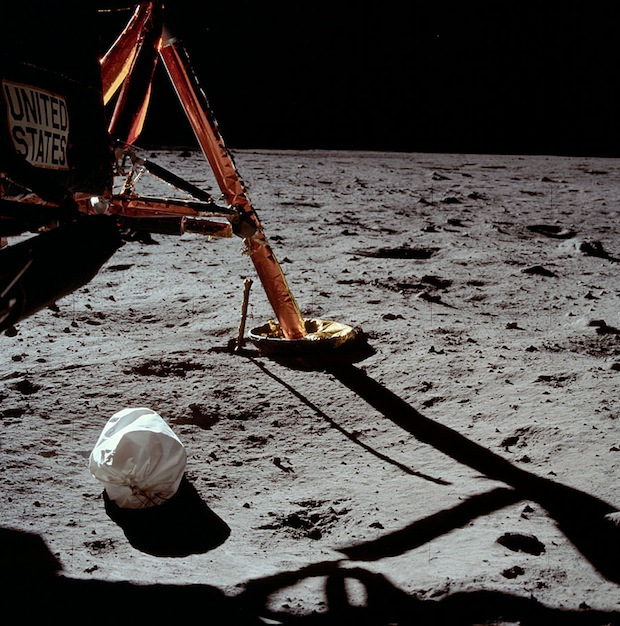 اولین عکس فضانورد آپولو ۱۱که پس از دشستن سفینه بر روی ماه گرفته شده است.