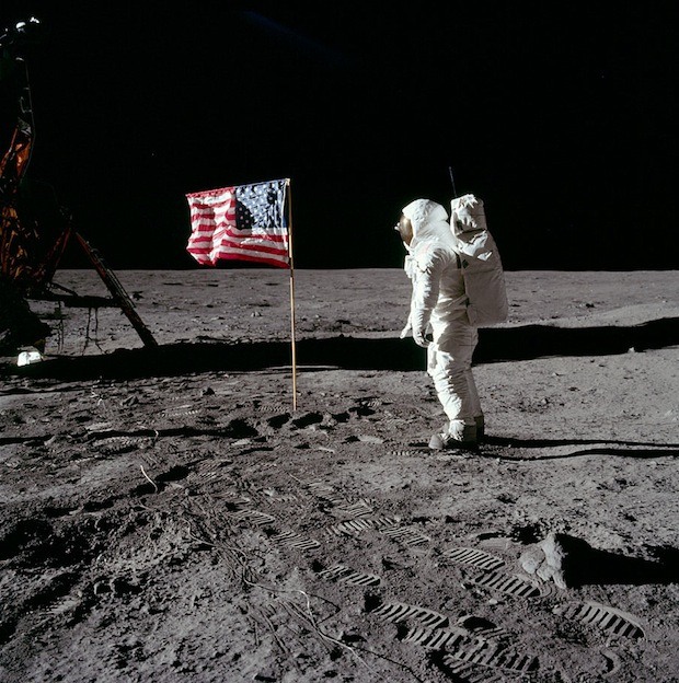 اوارد(باز* آلدرین فضانورد آپولو ۱۱، به پچم آمریکا ادای احترام می‌کند و نیل آرمسترانگ عکس او را می‌گیرد. 