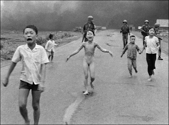 هیونگ کنگ اوت مشهور به نیک اوت، اسوشیتدپرس، فان‌تی‌کیم‌فو(در میانه تصویر)، با دیگر بچه‌ها پس از اینکه هواپیماهای ویتنام اشتباها بمب‌های ناپالم را بر مردم و ارتش ویتنام جنوبی سرازیر کردند، فرار می‌کند.