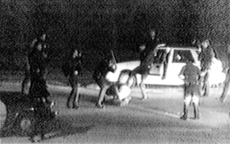 George Holliday—AP</p>


<p><br />
تصویری که از ویدئوی جرج هالیدی به دست آمده نشان می‌دهد که پلیس در حال ضرب و شتم رادنی کینگ با باتوم است در حالی‌که دیگر ماموران نظاره‌گر این اتفاق هستند. لوس آنجلس. آمریکا. سوم مارس ۱۹۹۱