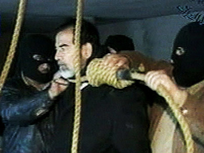 AP</p>


<p><br />
این تصویر به‌دست آمده از ویدئو که توسط تلویزیون دولتی عراق به نمایش درآمده جلادان صدام حسین را در حالیکه لحظاتی قبل از اعدام ماسک‌های اسکی سرکرده‌اند و طنابی را دور گردن رهبر عزل‌شده‌ می‌اندازند نشان می‌دهد. عراق. ۳۰ دسامبر ۲۰۰۶