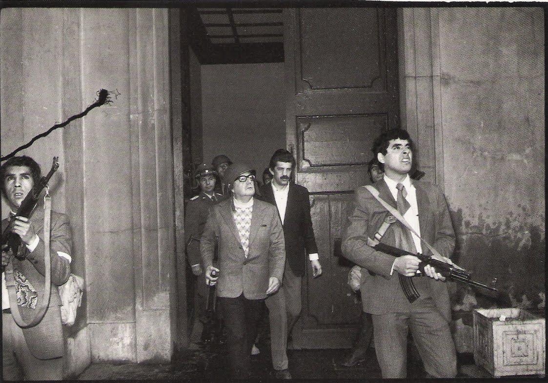 انون، نیویورک‌تایمز،</p><br>

<p>سالوادور آلنده که به شیوه‌ای دموکراتیک رئیس‌جمهور شیلی بود و با کدوتا سرنگون شد در کاخ ریاست جمهوری موندا، سانتیگو، شیلی، ۱۱ سپتامبر ۱۹۷۳، برگزیده ورلدپرس فتو ۱۹۷۳