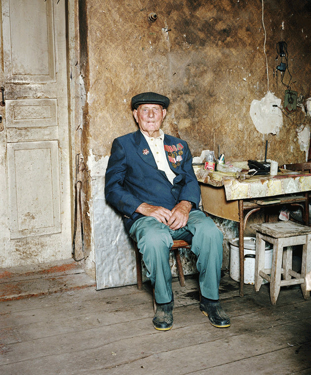 رومان الوف، ۸۸ ساله، که زمانی برای شوروی در جنگ شرکت کرده‌است، در کلبه‌اش در مرز گرجستان. ارتشوسا، اوستیای جنوبی، ۲۰۱۱ / همه عکس‌ها اثر راب هورنسترا / گالری فلتلند از کتاب «اطلسی از جنگ و گردشگری در قفقاز (اپرچر – ۲۰۱۳)