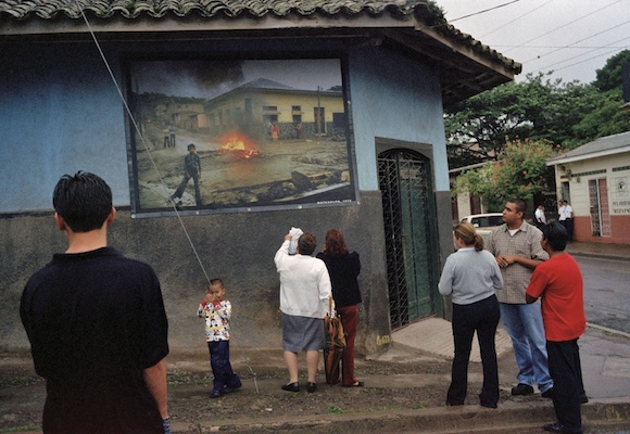 پروژه اینستالیشن دیواری اثر سوزان میسلاس با عنوان «بازقاب کردن تاریخ» که بر اساس عکس‌های اصلی که سال ۱۹۷۸ از شورش‌های مردمی بر علیه خانواده سوموزا (در نیکاراگوئه) گرفته‌بود، شکل گرفته‌است. سوزان میسلاس / Magnum Photos